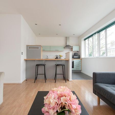 Modern Luxury Apartment By Bow Road Station ロンドン エクステリア 写真