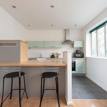 Modern Luxury Apartment By Bow Road Station ロンドン エクステリア 写真