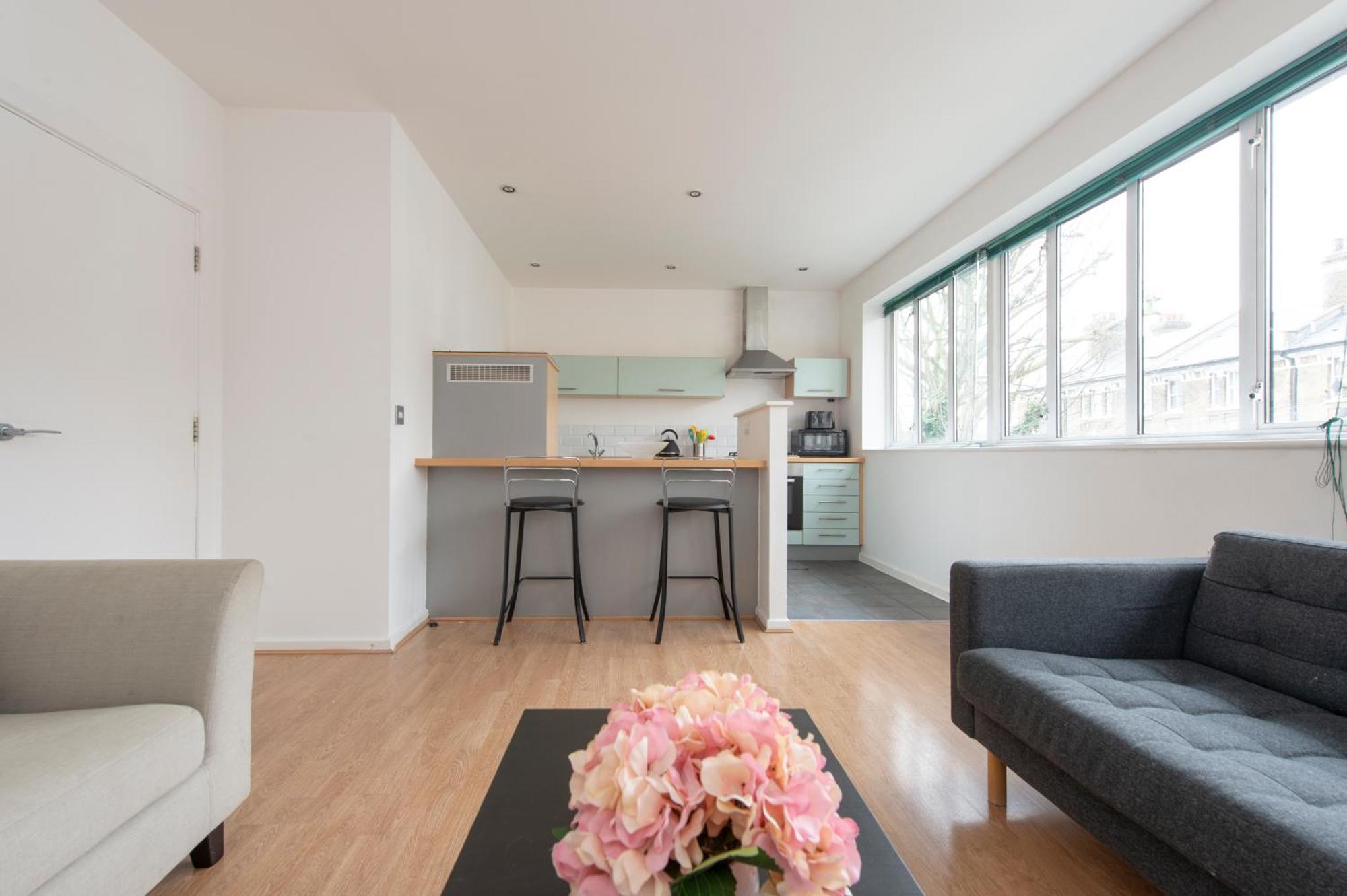 Modern Luxury Apartment By Bow Road Station ロンドン エクステリア 写真