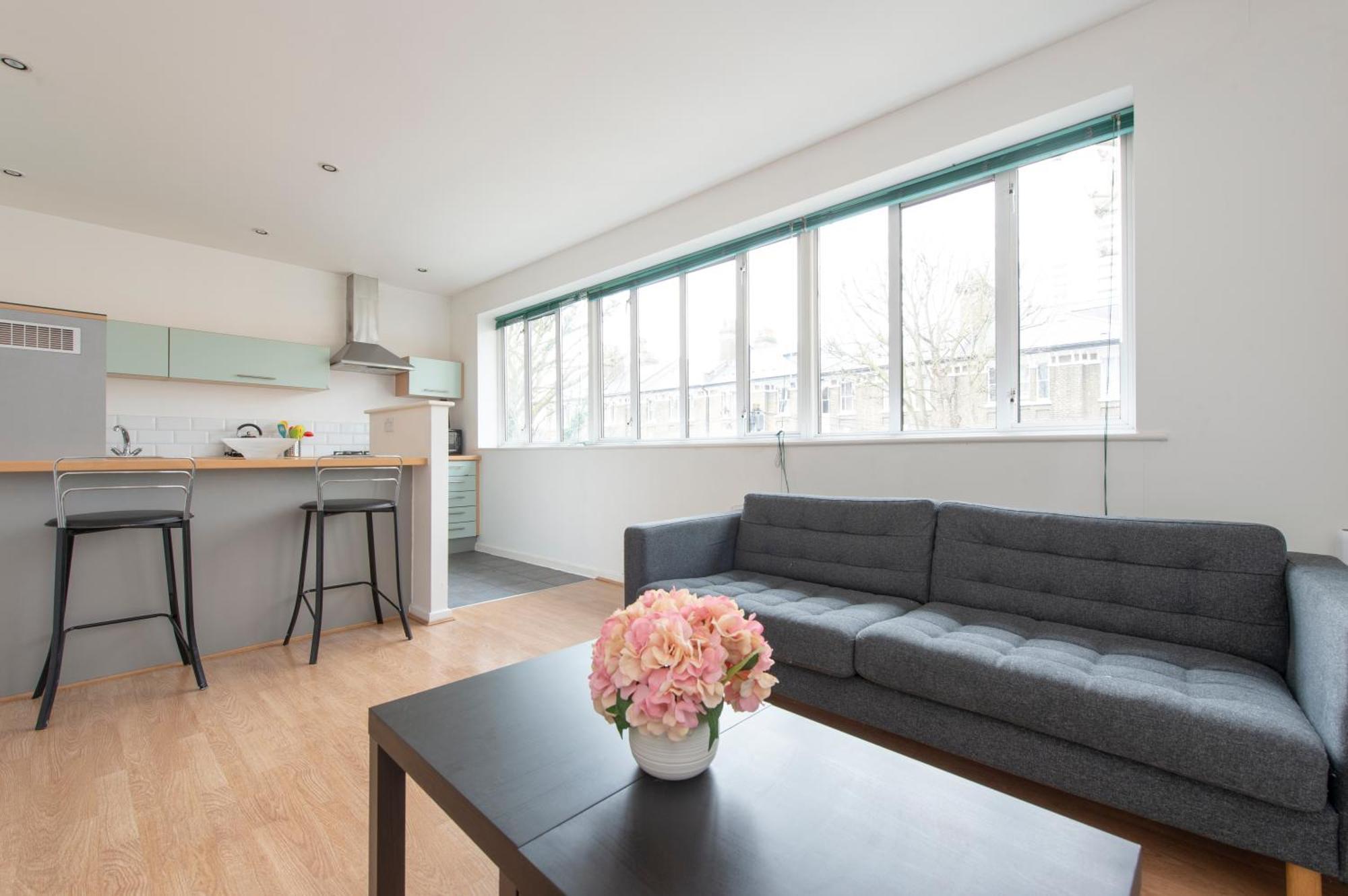 Modern Luxury Apartment By Bow Road Station ロンドン エクステリア 写真