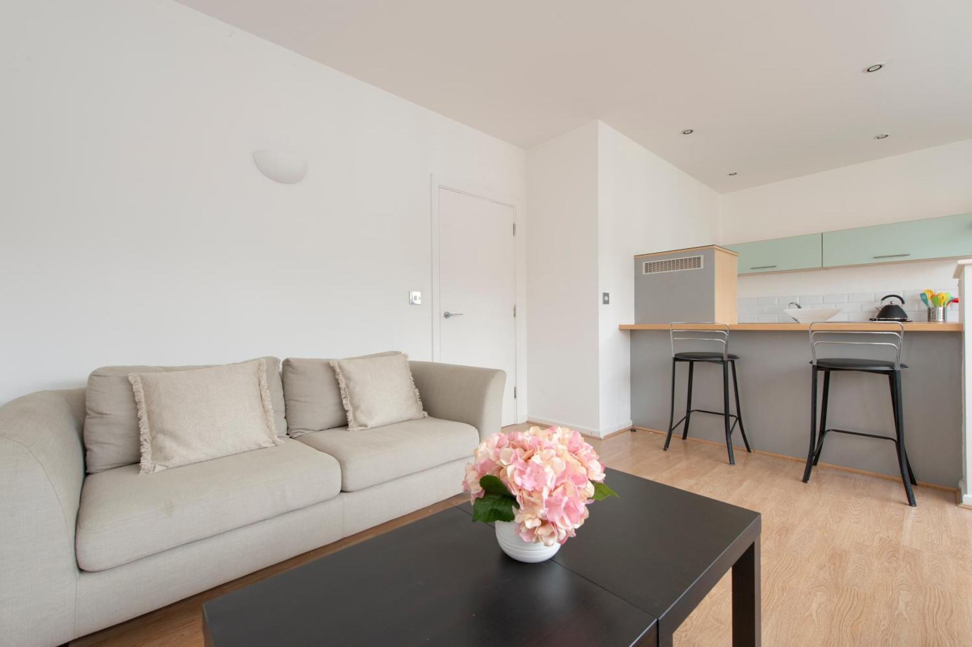 Modern Luxury Apartment By Bow Road Station ロンドン エクステリア 写真