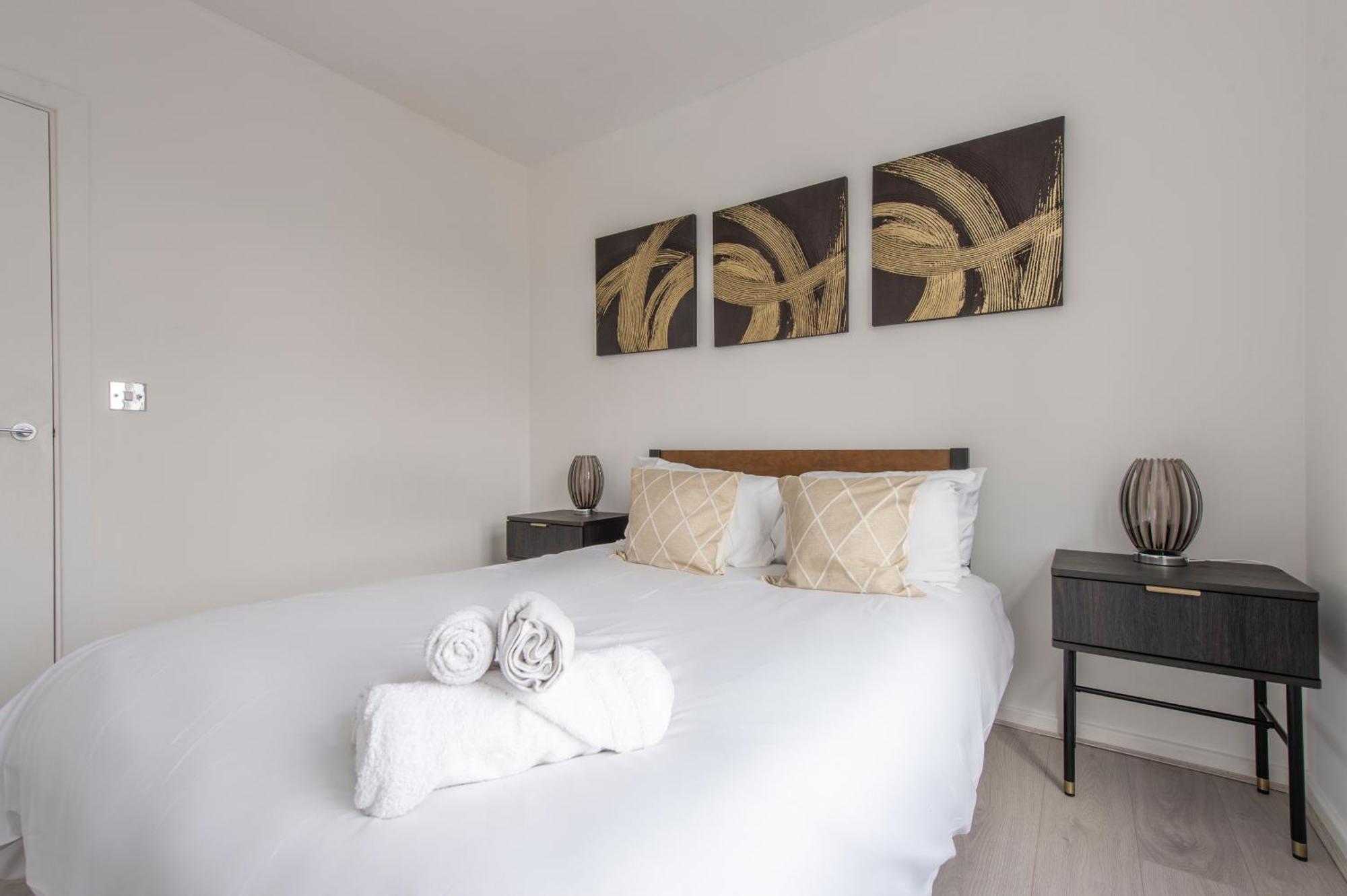Modern Luxury Apartment By Bow Road Station ロンドン エクステリア 写真