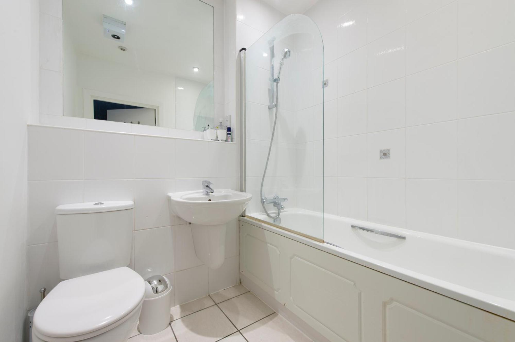 Modern Luxury Apartment By Bow Road Station ロンドン エクステリア 写真