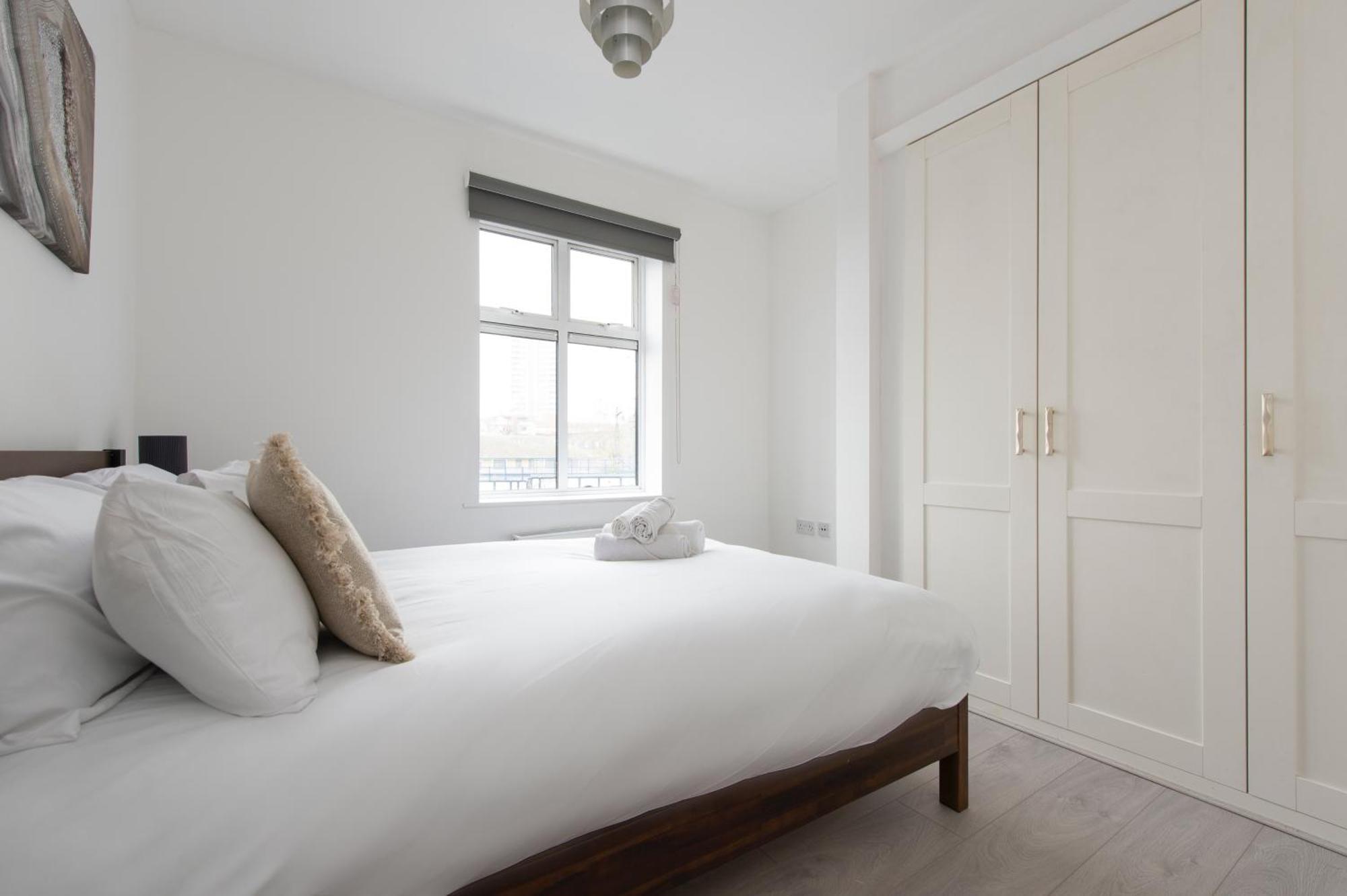 Modern Luxury Apartment By Bow Road Station ロンドン エクステリア 写真