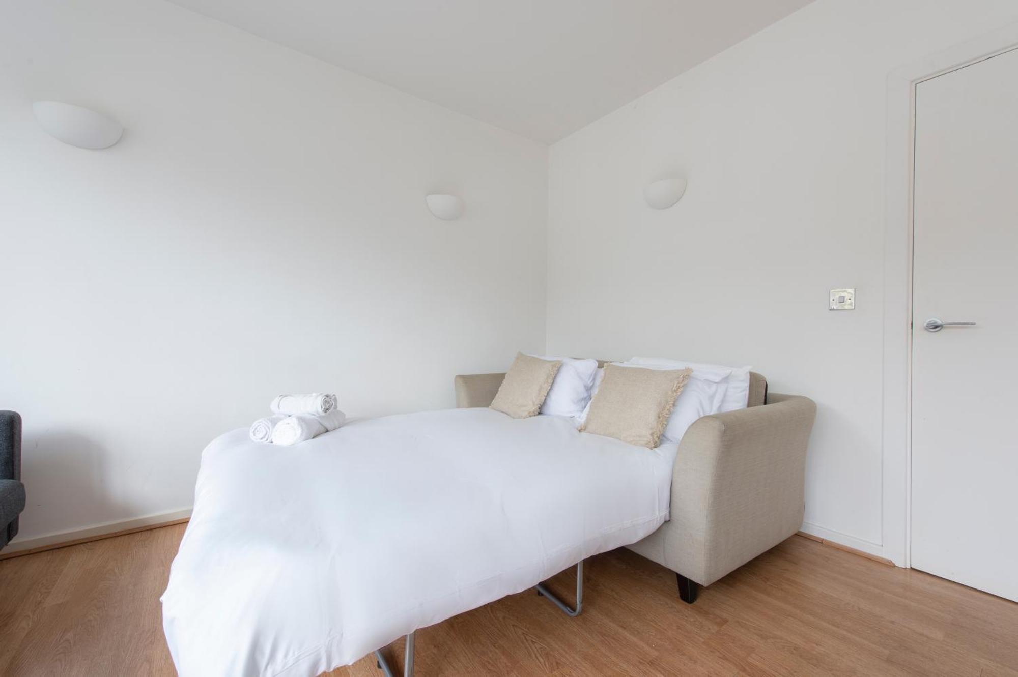 Modern Luxury Apartment By Bow Road Station ロンドン エクステリア 写真